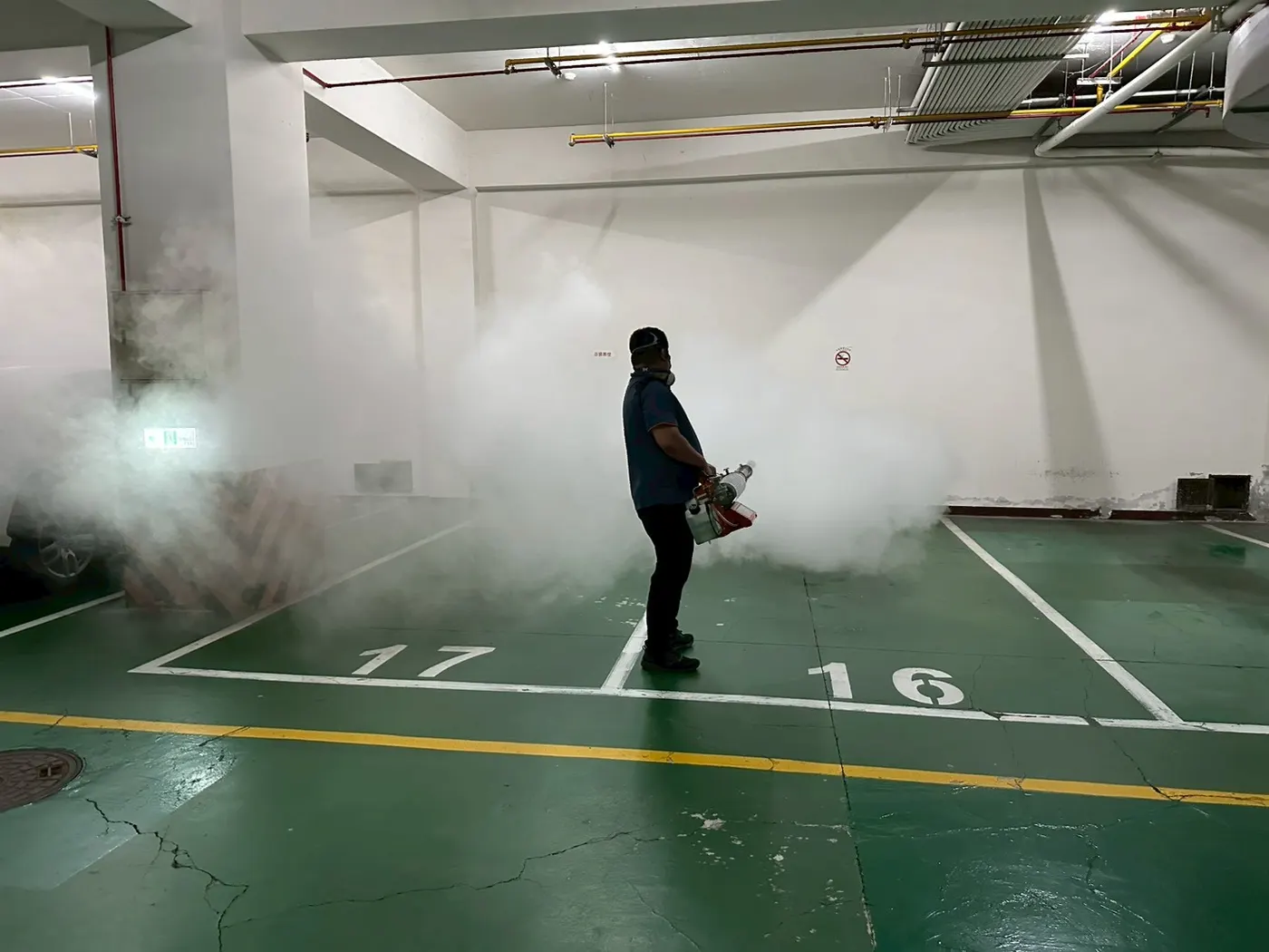在大樓停車場進行空間消毒